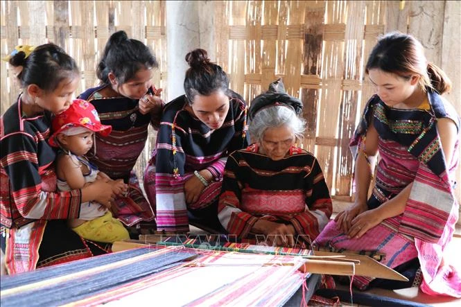 Nghệ nhân Đinh Thị Puốt, 80 tuổi, làng dệt Pơ Nang, xã Tú An, thị xã An Khê (Gia Lai) truyền dạy nghề cho thế hệ con cháu. Ảnh: Hồng Điệp - TTXVN