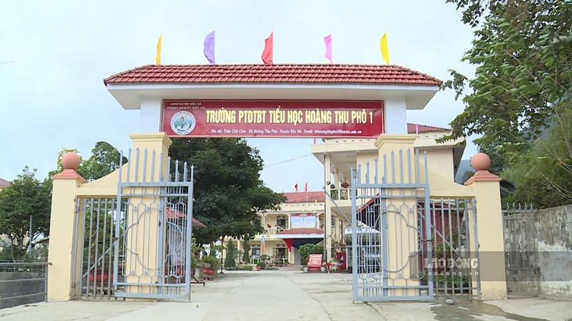 Trong các lớp học tại Trường tiểu học thị xã Sapa (Lào Cai) đều được trang bị đèn sưởi để đảm bảo sức khoẻ cho học sinh trên lớp. Ảnh: Quốc Khánh - TTXVN 