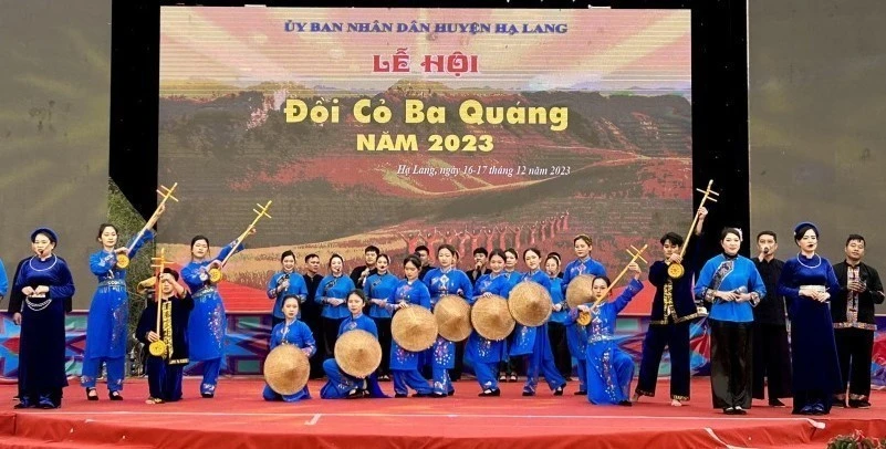 Biểu diễn văn hóa nghệ thuật dân gian tại Lễ hội đồi cỏ cháy Ba Quáng. Ảnh: TTXVN phát 