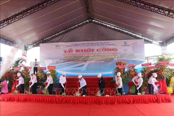 Các đại biểu thực hiện nghi thức khởi công. Ảnh: Ngọc Thiện - TTXVN