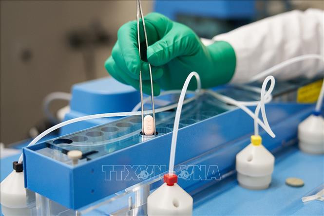 Thuốc Paxlovid điều trị COVID-19 của Pfizer được nghiên cứu tại phòng thí nghiệm ở Freiburg, Đức. Ảnh: AFP/TTXVN 