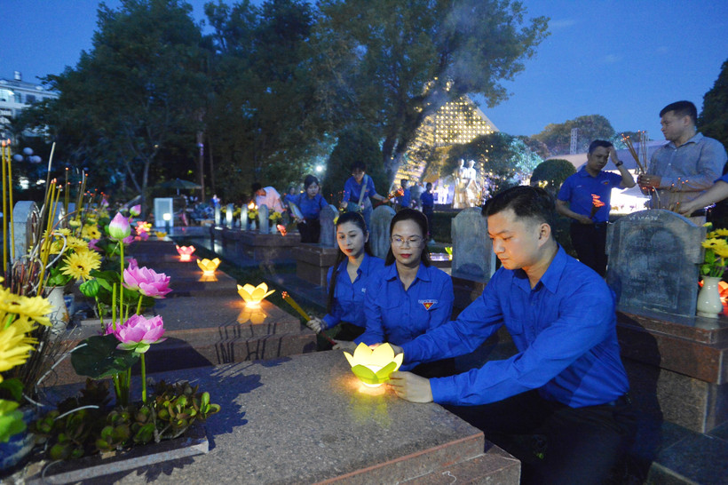 Bí thư Trung ương Đoàn, Chủ tịch Trung ương Hội Sinh viên Việt Nam Nguyễn Minh Triết, Bí thư Đoàn Khối Doanh nghiệp Trung ương Hoàng Thị Minh Thu thắp nến tri ân. Ảnh: Minh Đức - TTXVN