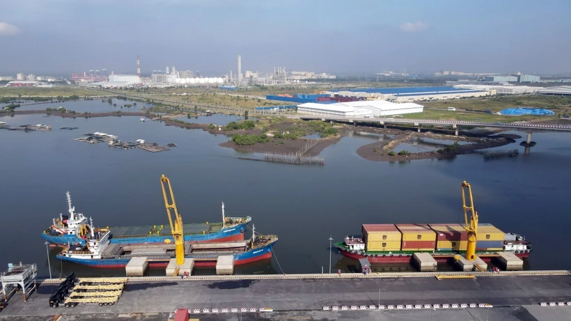 Cảng cạn Phú Mỹ trên sông Mỏ Nhát. Ảnh: Đoàn Mạnh Dương - TTXVN 