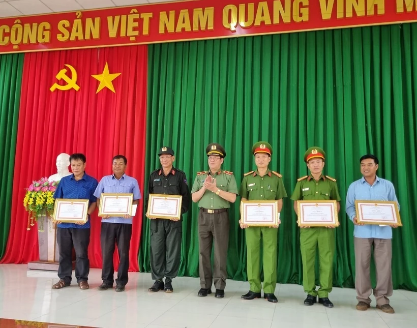 Công an tỉnh Đắk Lắk khen thưởng tổ chức, cá nhân có thành tích xuất sắc phát hiện, truy đuổi và bắt 3 đối tượng truy nã đặc biệt. Ảnh: TTXVN phát 