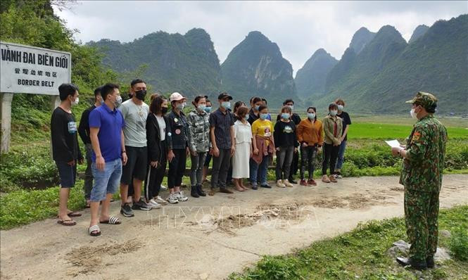 Các công dân nhập cảnh trái phép qua địa bàn do Đồn Biên phòng Ngọc Côn quản lý. Ảnh: TTXVN phát