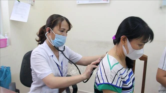 Khám sàng lọc trước khi tiêm vaccine phòng COVID-19. Ảnh: Văn Hướng -TTXVN