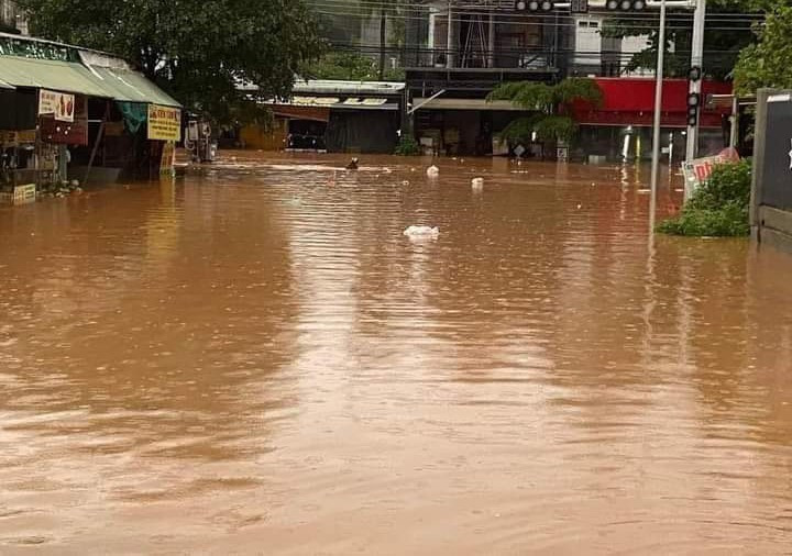 Mưa lớn kéo dài gây ngập lụt nặng tại nhiều địa phương của huyện Bù Đăng. Ảnh: TTXVN phát