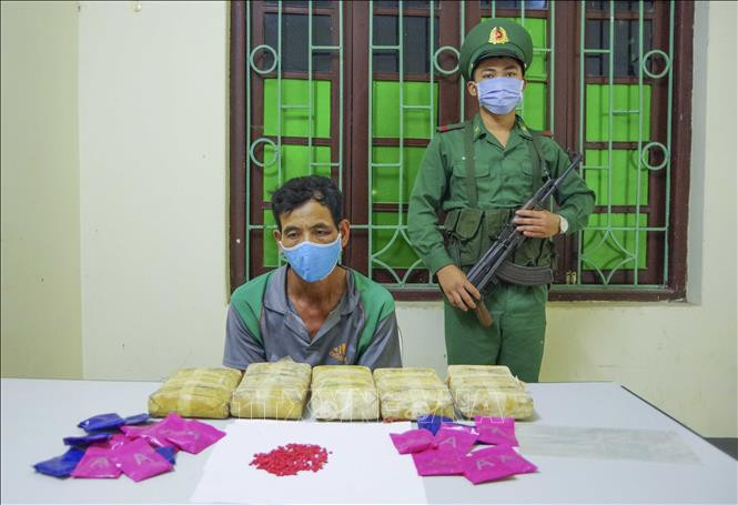 Đối tượng Lò Văn Yêu và tang vật bị thu giữ tại cơ quan điều tra. Ảnh: Xuân Tư - TTXVN