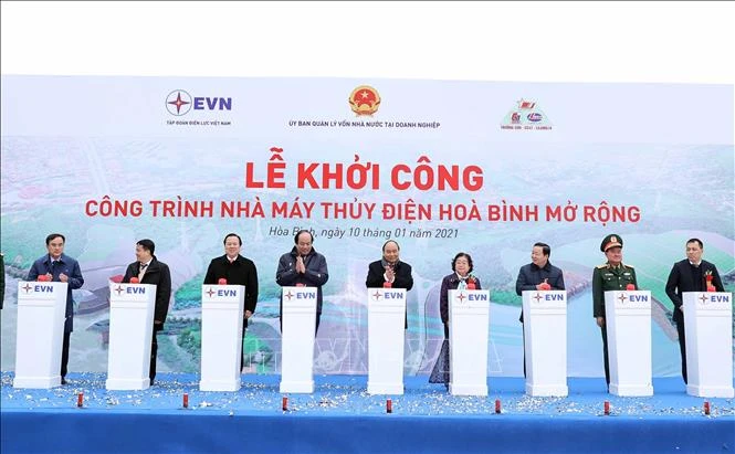 Thủ tướng Nguyễn Xuân Phúc và các đại biểu phát lệnh khởi công Dự án Nhà máy thuỷ điện Hoà Bình mở rộng. Ảnh: Thống Nhất – TTXVN