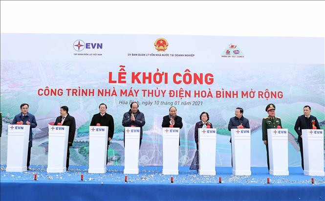 Thủ tướng Nguyễn Xuân Phúc và các đại biểu phát lệnh khởi công Dự án Nhà máy thuỷ điện Hoà Bình mở rộng. Ảnh: Thống Nhất – TTXVN