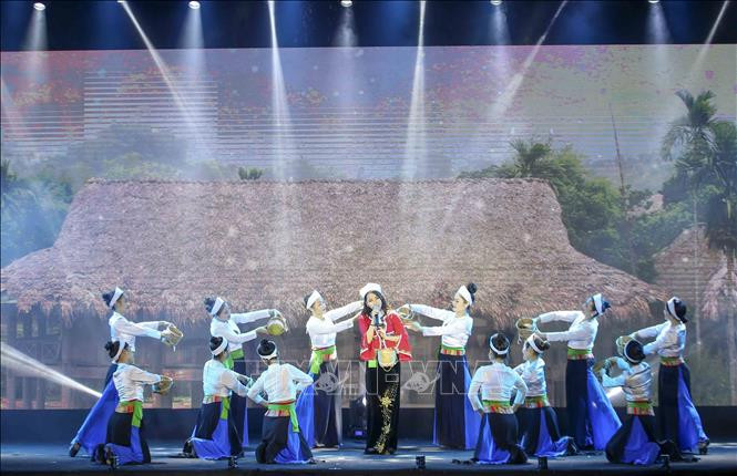 Tiết mục văn nghệ mang đậm bản sắc văn hóa các dân tộc tỉnh Hòa Bình . Ảnh: Tuấn Đức - TTXVN 