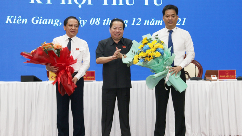 Ông Mai Văn Huỳnh - Chủ tịch HĐND tỉnh tặng hoa cho ông Lê Quốc Anh (bên phải) và ông Nguyễn Đức Chính. Ảnh : vov.vn 