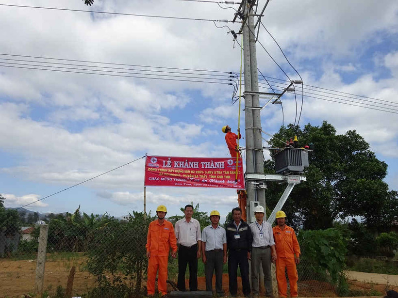 Điện lực Kon Tum nỗ lực đầu tư kéo điện về các bôn làng vùng sâu, vùng xa. Ảnh : baotainguyenmoitruong.vn 