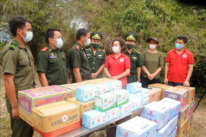 Tặng quà cho cán bộ, chiến sỹ chốt Then Luông, Đồn Biên phòng 212, xã Mường Ét, huyện Mường Ét, tỉnh Hủa Phăn, nước Cộng hòa dân chủ nhân dân Lào. Ảnh: Quang Quyết-TTXVN