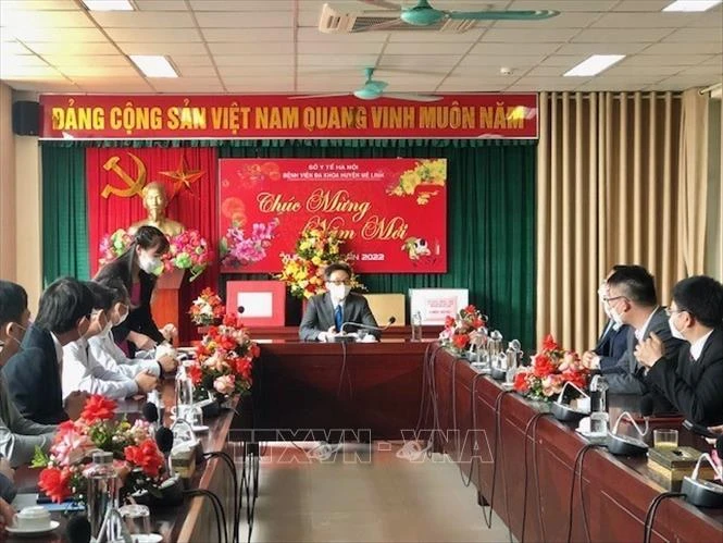 Phó Thủ tướng Vũ Đức Đam thăm, chúc mừng cán bộ, y bác sĩ Bệnh viện Nhiệt đới Trung ương 2. Ảnh: Tuyết Mai - TTXVN 