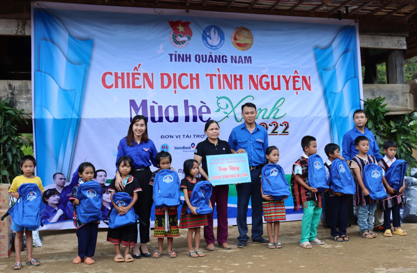 Tỉnh đoàn Quảng Nam tổ chức được nhiều hoạt động thiện nguyện dành cho học sinh các huyện miền núi còn nhiều khó khăn. Trong ảnh: Đoàn thanh niên Trường Cao đẳng Quảng Nam tặng sách vở, đồng phục cho học sinh Trường Tiểu học Tr'Hy (huyện Tây Giang, tỉnh Q