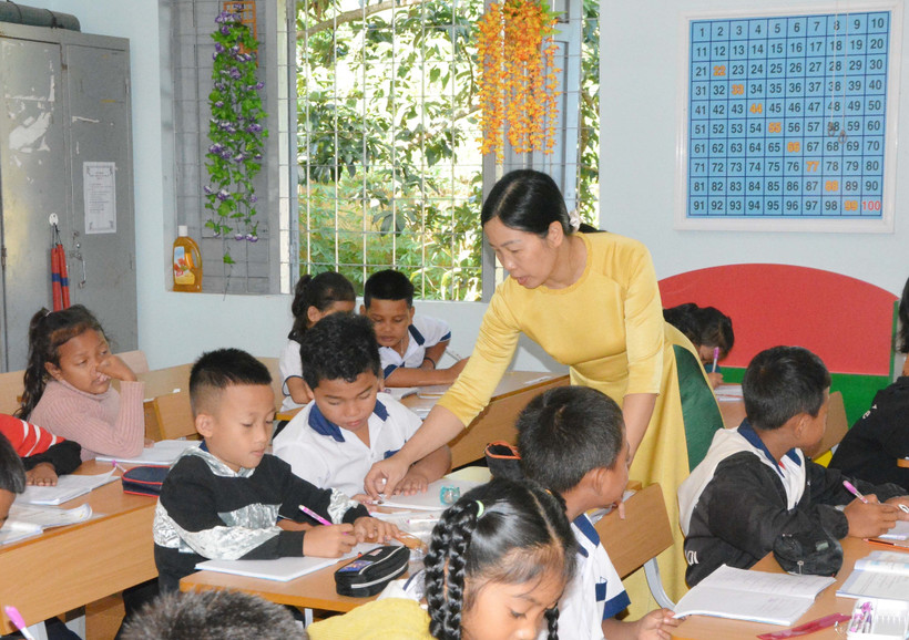 Cô Phạm Thị Hoài Thương, Hiệu phó trường Tiểu học Ngô Mây, thành phố Buôn Ma Thuột phải kiêm công tác chủ nhiệm và đứng lớp do thiếu giáo viên. Ảnh: Tuấn Anh – TTXVN 