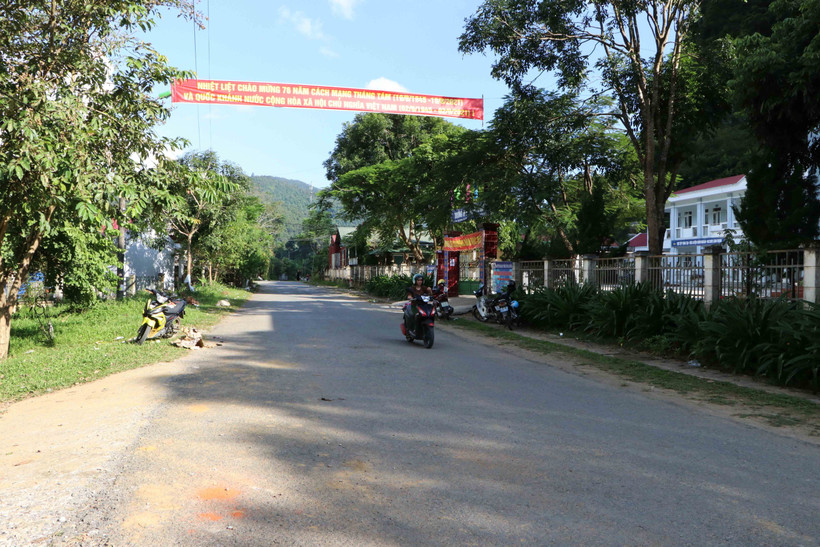 Tuyến đường trung tâm xã Bản Hon, huyện Tam Đường (Lai Châu) sẽ được giải tỏa để thực hiện dự án kết nối giao thông các tỉnh miền núi phía Bắc. Ảnh: Việt Hoàng - 