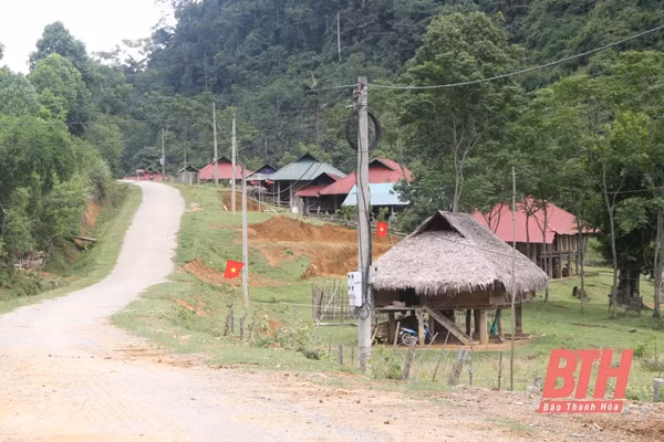 Đường giao thông nông thôn ở bản Vịn được làm kiên cố khang trang. Ảnh: baothanhhoa.vn