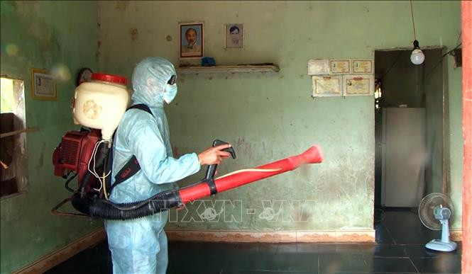 Cán bộ y tế địa phương phun thuốc tiêu độc khử trùng phòng chống bệnh bạch hầu. Ảnh: Hồ Cầu - TTXVN