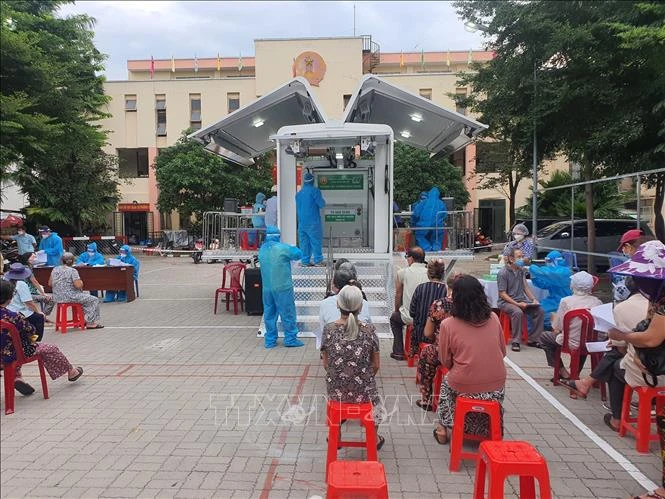 Xe lưu động đặt tại điểm tiêm chủng phục vụ cho người dân TP. Hồ Chí Minh trên 65 tuổi. Ảnh: Thu Hương - TTXVN 