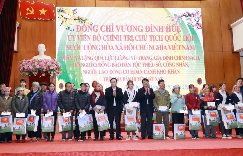 Chủ tịch Quốc hội Vương Đình Huệ thăm, chúc Tết tại huyện biên giới Bát Xát