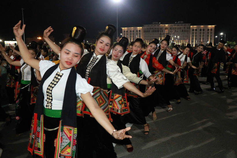 Trình diễn màn Xòe Thái. Ảnh: Hữu Quyết - TTXVN