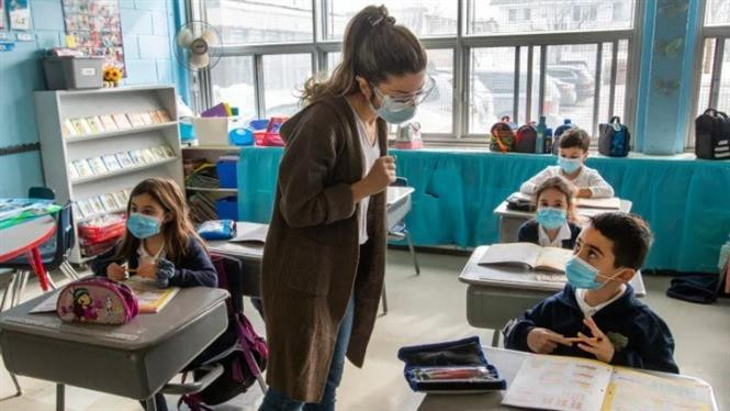 Trẻ em đeo khẩu trang phòng COVID-19 trong lớp học. Ảnh: The Canadian Press/TTXVN 