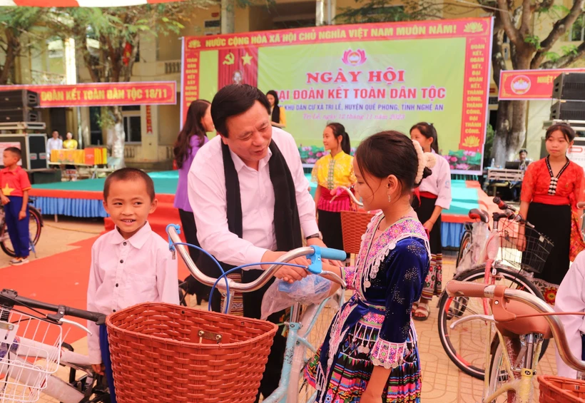 Đồng chí Nguyễn Xuân Thắng trao tặng xe đạp cho học sinh thiểu số, học sinh có hoàn cảnh khó khăn trên địa bàn xã Tri Lễ. Ảnh: Xuân Tiến- TTXVN 