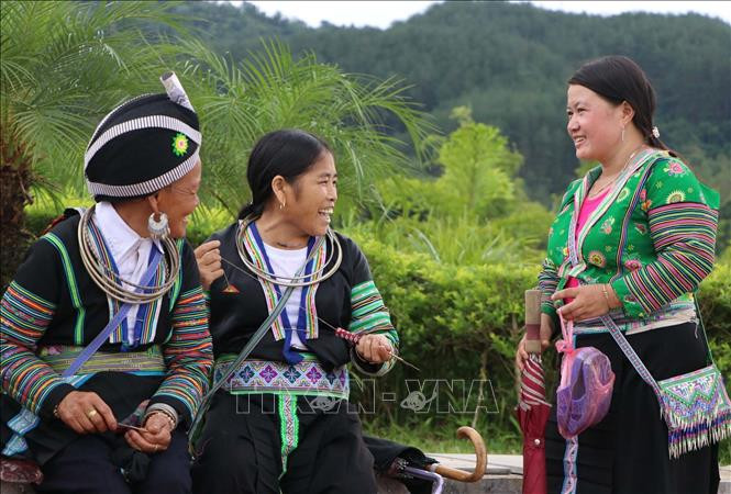 Đồng bào dân tộc Mông gặp gỡ, trao đổi giao lưu tâm sự với nhau trong ngày Tết Độc lập. Ảnh: Quý Trung - TTXVN