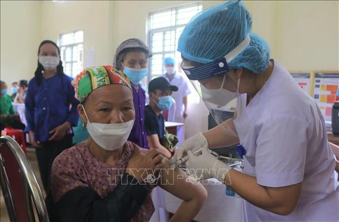 Tiêm mũi 3 vaccine phòng COVID-19 cho đồng bào dân tộc thiểu số ở xã Thượng Thôn, huyện Hà Quảng, tỉnh Cao Bằng. Ảnh: Chu Hiệu-TTXVN. 