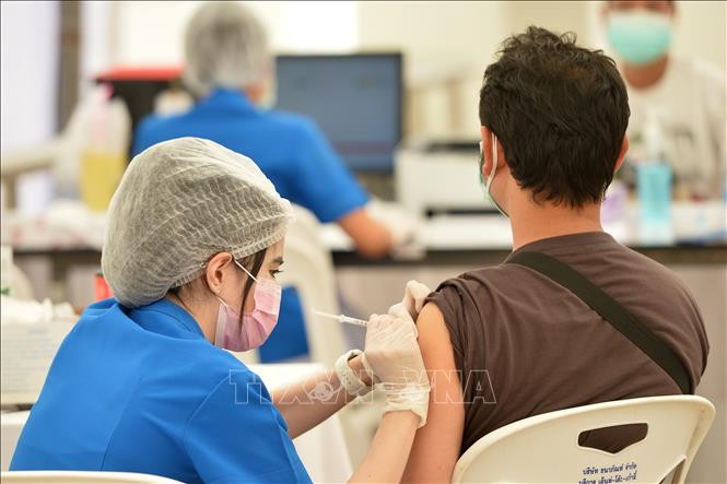 Nhân viên y tế tiêm vaccine phòng COVID-19 cho người dân tại Bangkok, Thái Lan. Ảnh: THX/ TTXVN 