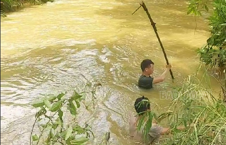 Các lực lượng chức năng và người dân tổ chức tìm kiếm nạn nhân. Ảnh : tuoitre.vn 