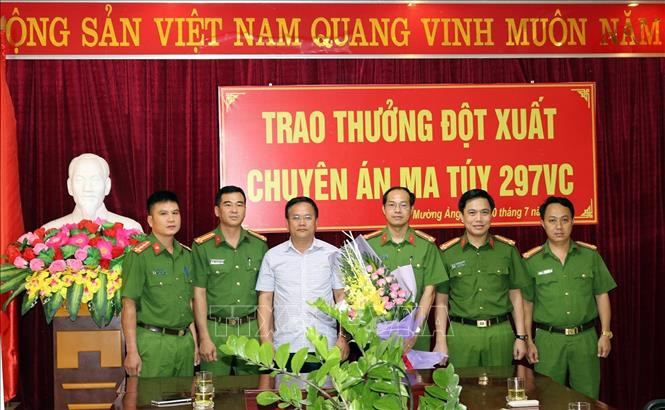 Đại diện lãnh đạo Ban Giám đốc Công an tỉnh Điện Biên khen thưởng Ban chuyên án. Ảnh: Phan Tuấn Anh - TTXVN