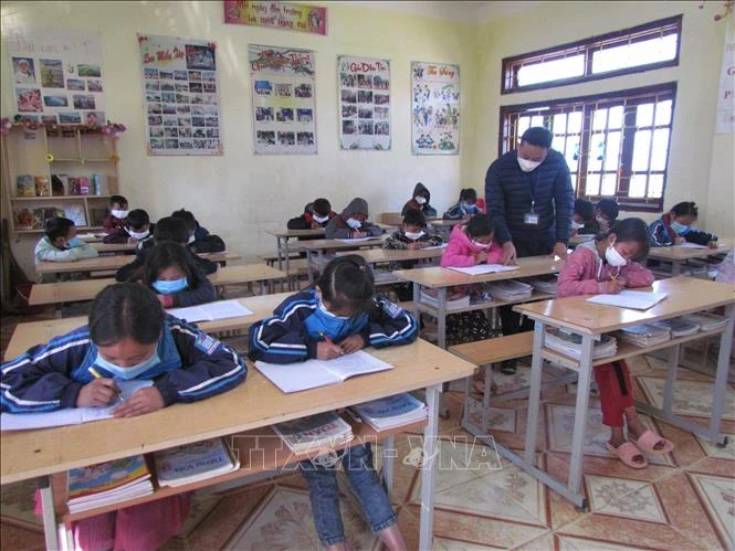 Học sinh, giáo viên các trường trên địa bàn huyện Phong Thổ chấp hành nghiêm việc đeo khẩu trang phòng, chống dịch COVID-19. Ảnh: Đinh Thùy-TTXVN 