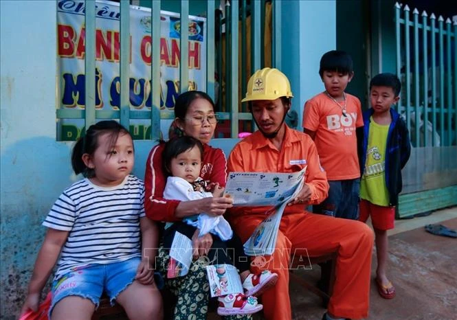 Điện lực Gia Lai tuyên truyền, hướng dẫn khách hàng sử dụng điện an toàn, tiết kiệm. Ảnh: Hồng Điệp - TTXVN