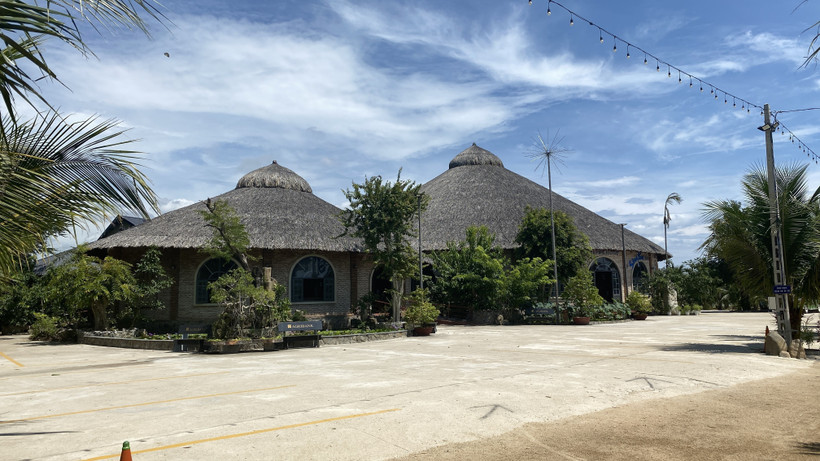Cơ sở du lịch cộng đồng Sông Ba Farm (thành phố Tuy Hòa) chưa được cấp phép hoạt động du lịch và bị thu hồi giấy phép xây dựng do thi công sai thiết kế. Ảnh: Tường Quân - TTXVN 