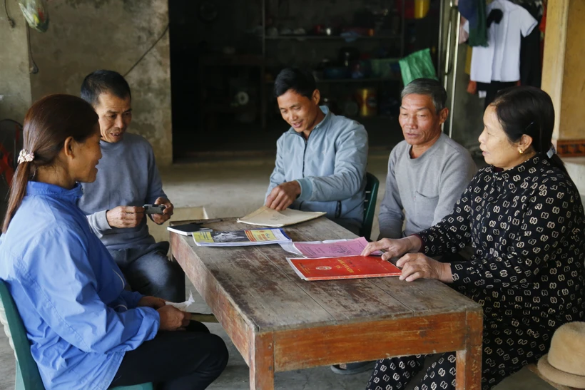Bà Trần Thị Oanh (đầu tiên, phải sang) luôn thể hiện vai trò gương mẫu trong việc thực hiện các nghị quyết của Chi bộ. Ảnh: Nam Sương - TTXVN