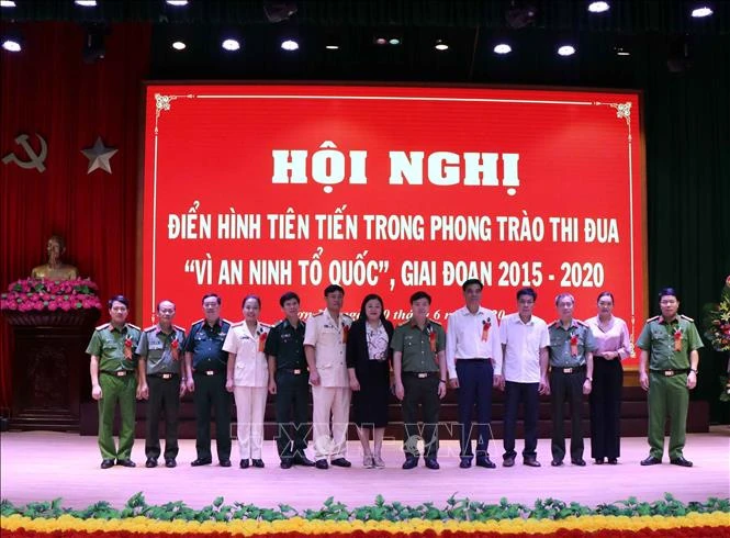 Ban Giám đốc Công an tỉnh Sơn La chụp ảnh lưu niệm với các đại biểu và các điển hình tiên tiến tại Hội nghị. Ảnh: Nguyễn Cường- TTXVN.