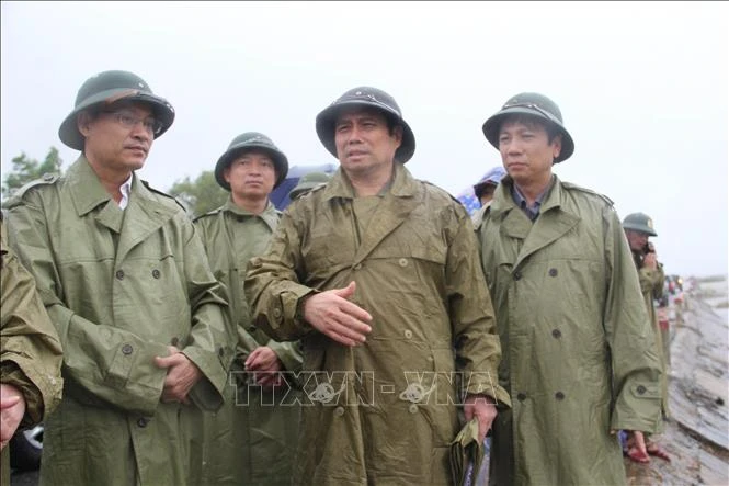 Trưởng ban Tổ chức Trung ương Phạm Minh Chính đi kiểm tra tình hình lụt bão tại một số xã của huyện Hải Lăng. Ảnh: Thanh Thủy-TTXVN 