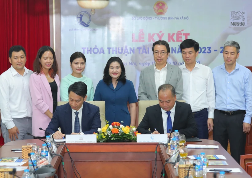 Giám đốc Quỹ bảo trợ trẻ em Việt Nam Đinh Tiến Hải và Giám đốc Truyền thông, Công ty Nestlé Việt Nam Khuất Quang Hưng ký kết thỏa thuận hợp tác. Ảnh: Hoàng Hiếu - TTXVN