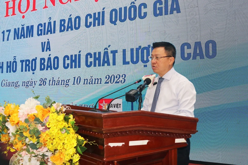 Ông Lê Quốc Minh, Ủy viên Ban Chấp hành Trung ương Đảng, Phó trưởng Ban Tuyên giáo Trung ương, Tổng Biên tập Báo Nhân Dân, Chủ tịch Hội Nhà báo Việt Nam, phát biểu tại Hội nghị. Ảnh: Hữu Chí - TTXVN 