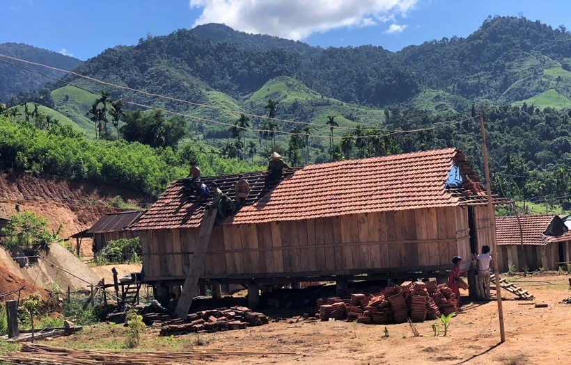 Cùng nhau giúp sức để nhà của một hộ nghèo được hoàn thiện, kịp thời đưa vào sử dụng trước mùa mưa bão. Ảnh: Đinh Hương - TTXVN 