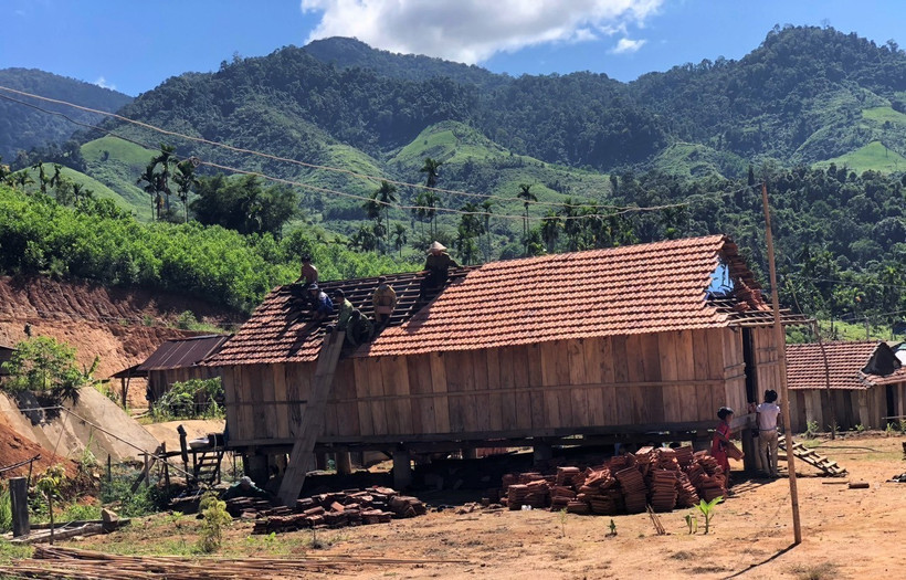 Cùng nhau giúp sức để nhà của một hộ nghèo được hoàn thiện, kịp thời đưa vào sử dụng trước mùa mưa bão. Ảnh: Đinh Hương - TTXVN 