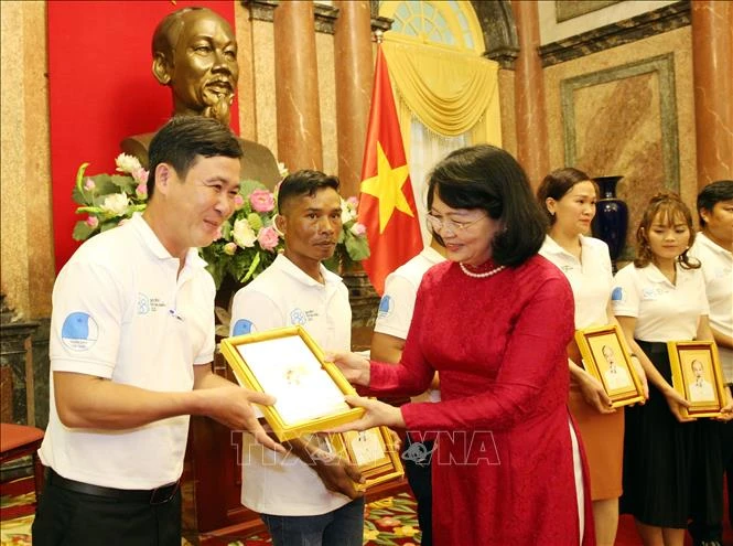 Phó Chủ tịch nước Đặng Thị Ngọc Thịnh tặng ảnh chân dung Chủ tịch Hồ Chí Minh cho các gia đình tiêu biểu năm 2020. Ảnh: Dương Giang - TTXVN