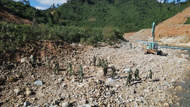 Lực lượng quân đội vận chuyển rọ đất vào khu vực tìm kiếm. Ảnh: TTXVN phát