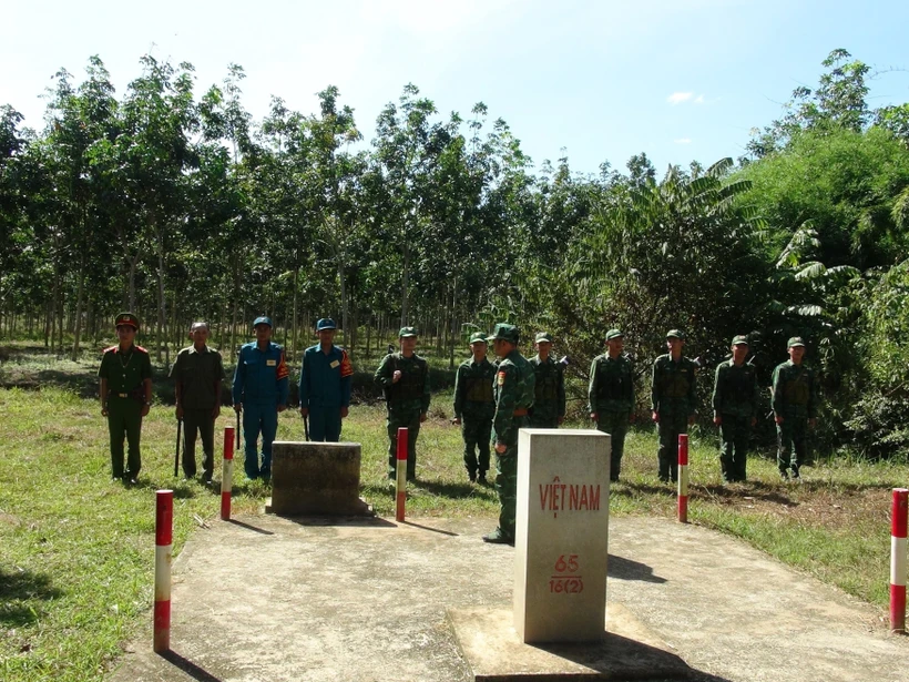 Chiến sĩ Biên phòng Đồn Bù Đốp phối hợp với lực lượng chức năng địa phương tuần tra dọc biên giới. Ảnh: K GỬIH -TTXVN 