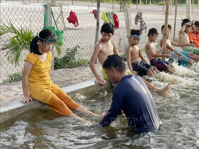 Lớp bơi dành cho trẻ khuyết tật tại xã Hải Hưng, huyện Hải Lăng. Ảnh: Thanh Thủy-TTXVN 