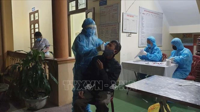 Lấy mẫu xét nghiệm SARS-CoV2 tại thành phố Uông Bí. Ảnh: TTXVN phát