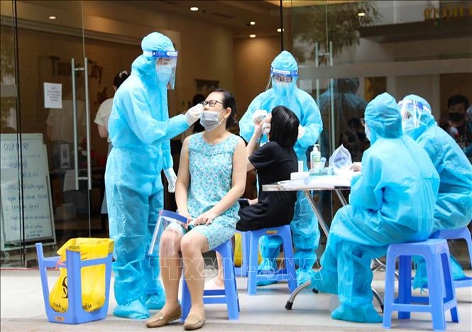 Lấy mẫu xét nghiệm SARS-CoV-2 cho cư dân khu đô thi Vinhomes Times City trong sáng 11/8. Ảnh: Thanh Tùng - TTXVN 